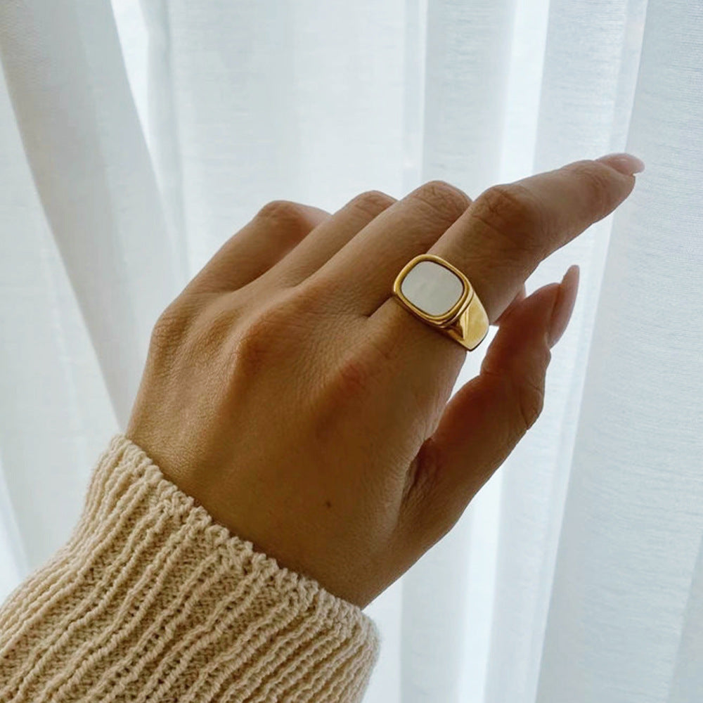 Nora - Smooth Shell Gold Ring