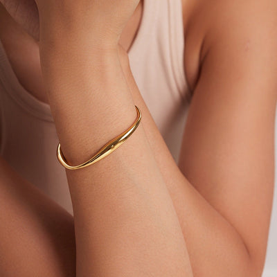 Kennedy - Curved Gold Bangle